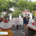 Foto: Petani Pundenrejo saat melakukan aksi demonstrasi (palevioletred-jellyfish-458835.hostingersite.com/ Kafi)