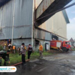 Foto: Gudang PG Pakis mengalami kebakaran (palevioletred-jellyfish-458835.hostingersite.com/ ist)