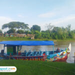Foto : Kapal untuk susur Sungai Silugonggo (Sumber. palevioletred-jellyfish-458835.hostingersite.com/ Ilham)