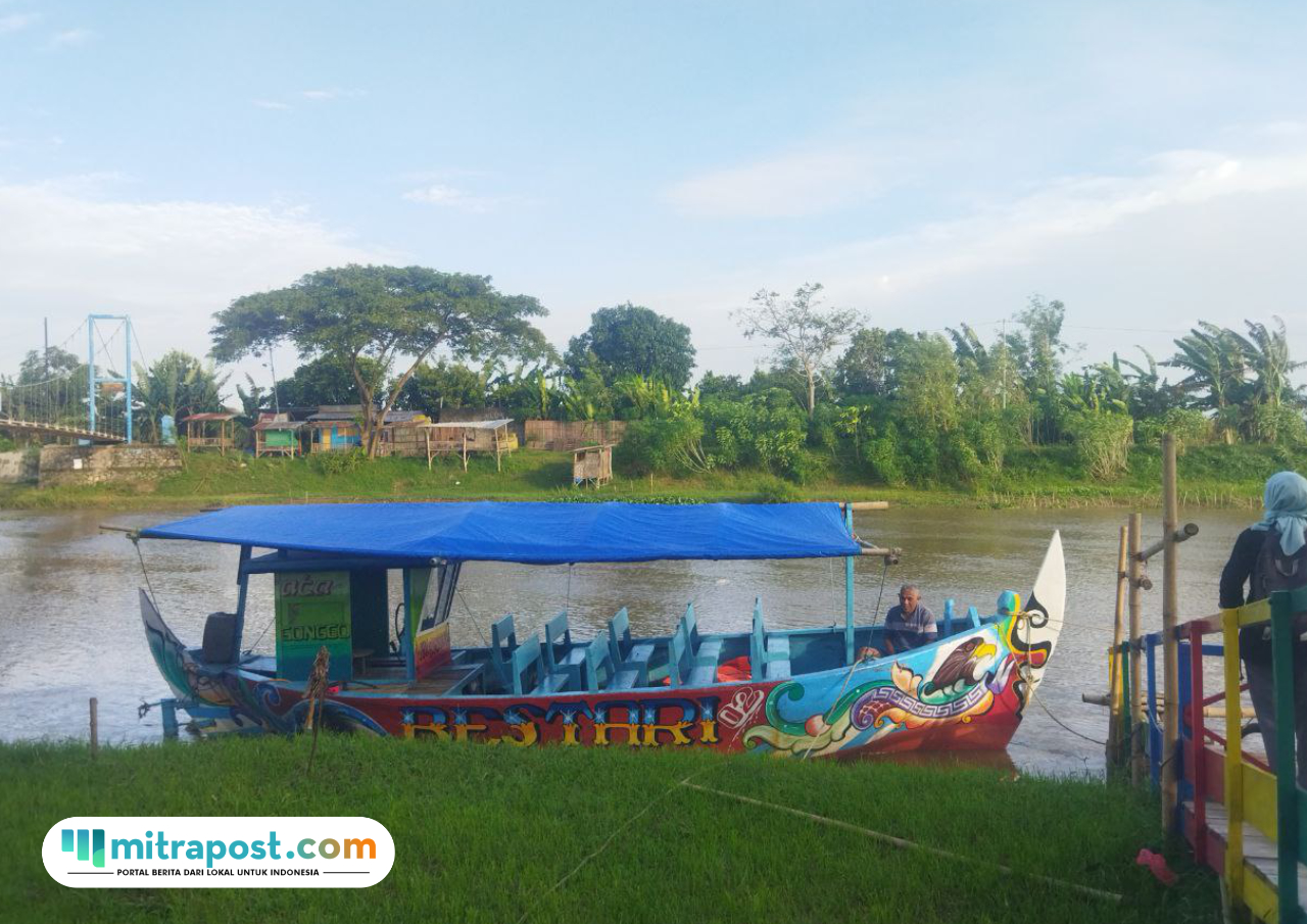 Foto : Kapal untuk susur Sungai Silugonggo (Sumber. palevioletred-jellyfish-458835.hostingersite.com/ Ilham)