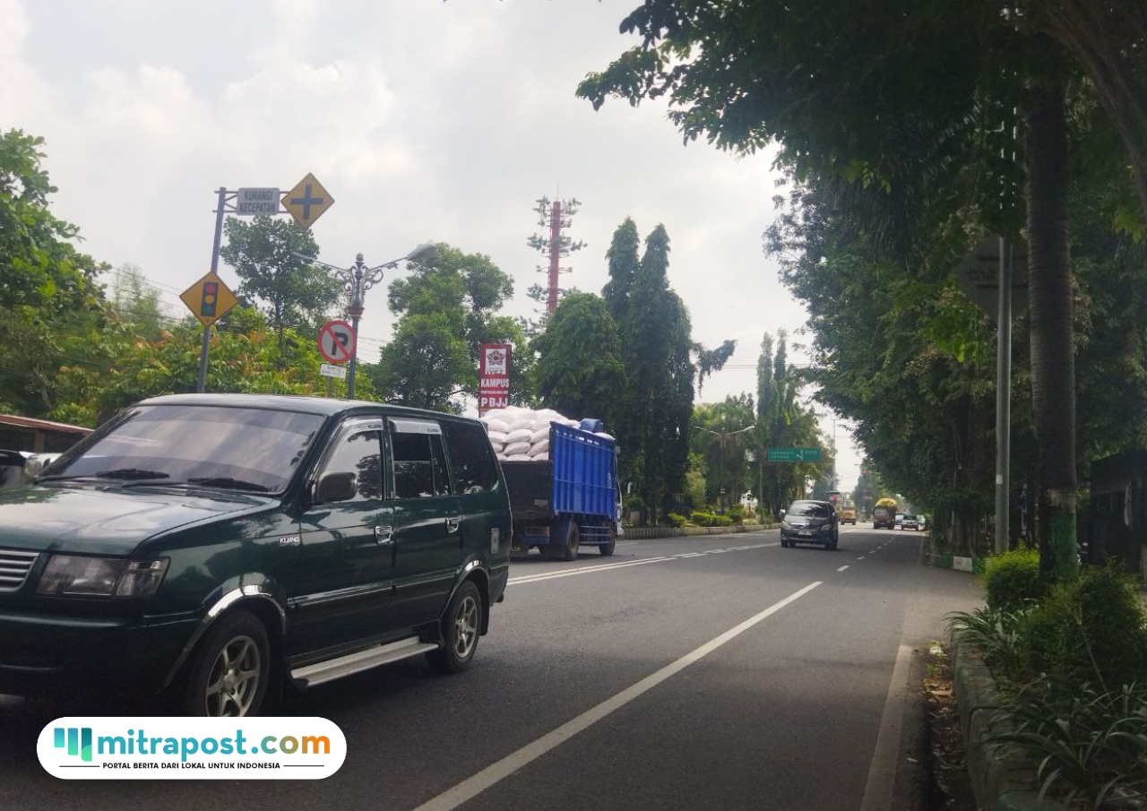 Foto : Arus lalu lintas di Kabupaten Pati, belum lama ini. (Sumber. palevioletred-jellyfish-458835.hostingersite.com/ Ilham) 