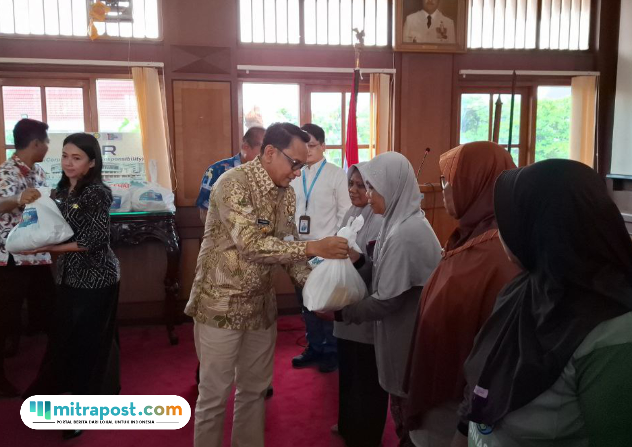 Foto : Pemberian bingkisan kepada tenaga kebersihan DLH Kabupaten Pati (palevioletred-jellyfish-458835.hostingersite.com/ Ilham)