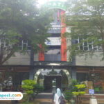 Foto : Depan Plaza Pragolo Pati terlihat sepi pengunjung, belum lama ini. (Sumber. palevioletred-jellyfish-458835.hostingersite.com/Ilham)