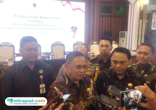 Foto : Bupati Pati, Sudewo saat diwawancarai di Pendopo Kabupaten Pati, belum lama ini. (Sumber. palevioletred-jellyfish-458835.hostingersite.com/ Ilham)