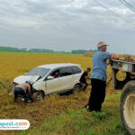 Foto : Proses penderekan satu unit mobil Xenia yang terjun ke sawah di Kecamatan Pucakwangi Pati (Sumber. palevioletred-jellyfish-458835.hostingersite.com/ Polsek Pucakwangi)