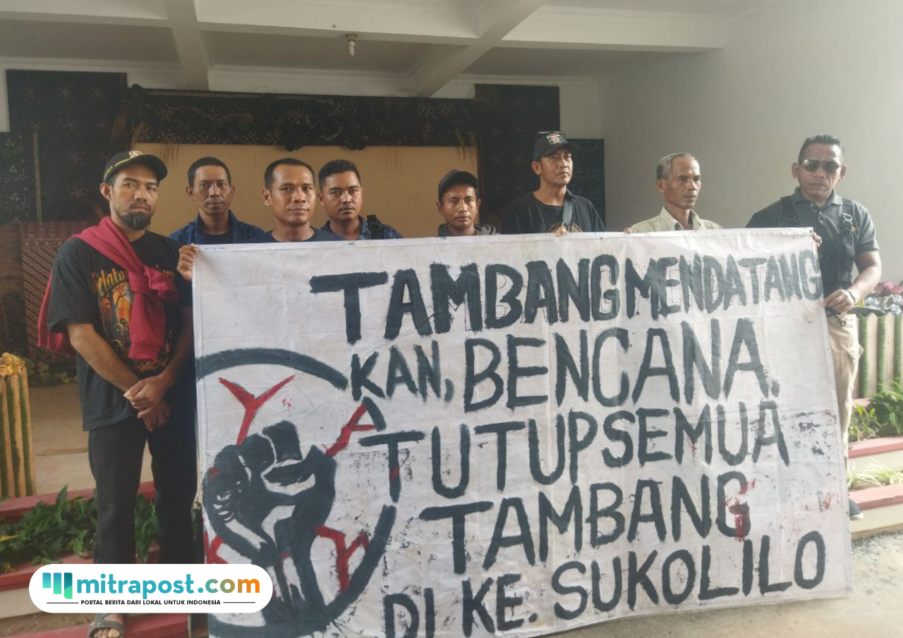 Foto : Warga Kecamatan Sukolilo membentangkan spanduk di halaman gedung DPRD Kabupaten Pati. (Sumber. palevioletred-jellyfish-458835.hostingersite.com/ Ilham)