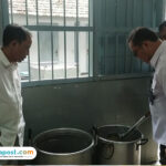Foto: Wakil Ketua II DPRD Kabupaten Pati, Bambang Susilo saat melihat dapur dan makanan bagi warga binaan (palevioletred-jellyfish-458835.hostingersite.com/ Lapas Pati)