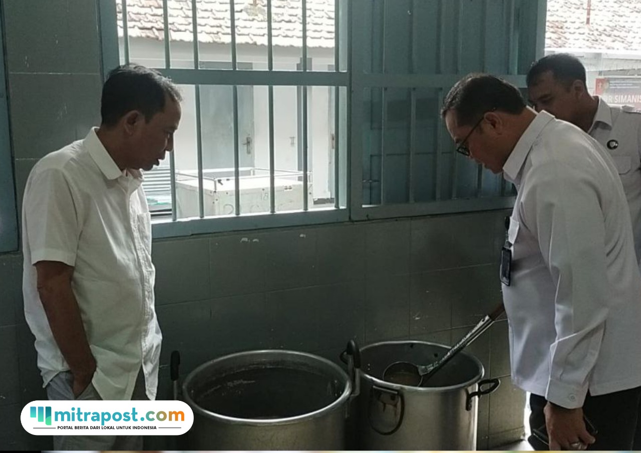 Foto: Wakil Ketua II DPRD Kabupaten Pati, Bambang Susilo saat melihat dapur dan makanan bagi warga binaan (palevioletred-jellyfish-458835.hostingersite.com/ Lapas Pati)