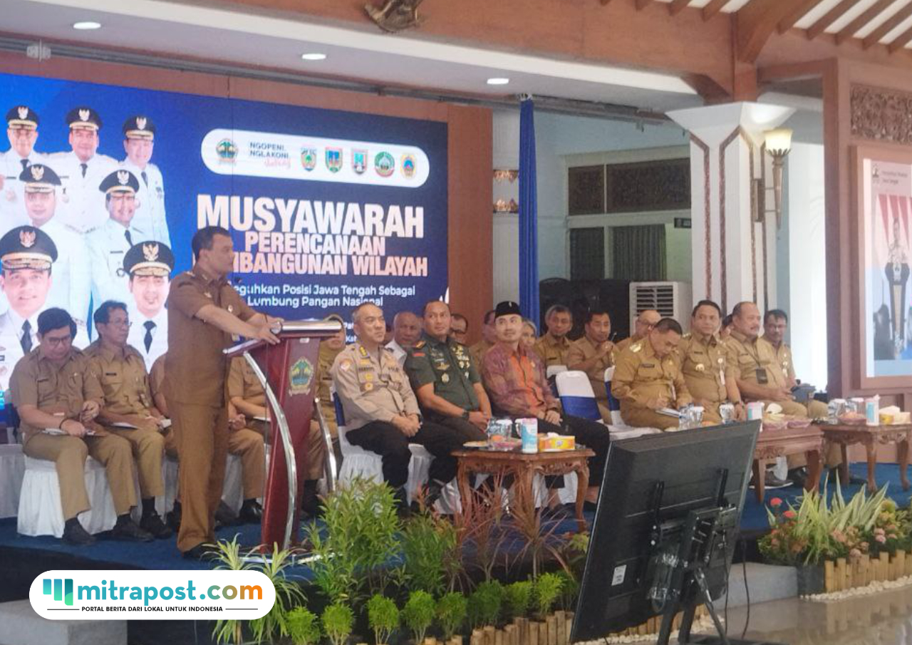 Foto : Gubernur Jawa Tengah, Ahmad Luthfi saat memberikan pengarahan pada acara Musrembangwil eks Karesidenan Pati di Pendopo Kabupaten Pati. (Sumber. palevioletred-jellyfish-458835.hostingersite.com/ Ilham)