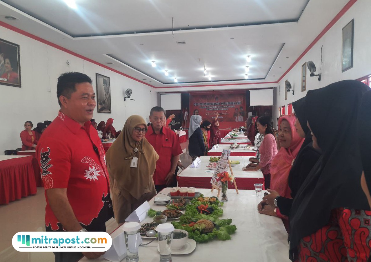 Foto: Ketua DPC PDIP Kabupaten Pati, Ali Badrudin menyambangi meja dan mencicipi kudapan yang disajikan di atas meja peserta (palevioletred-jellyfish-458835.hostingersite.com/ Kafi)