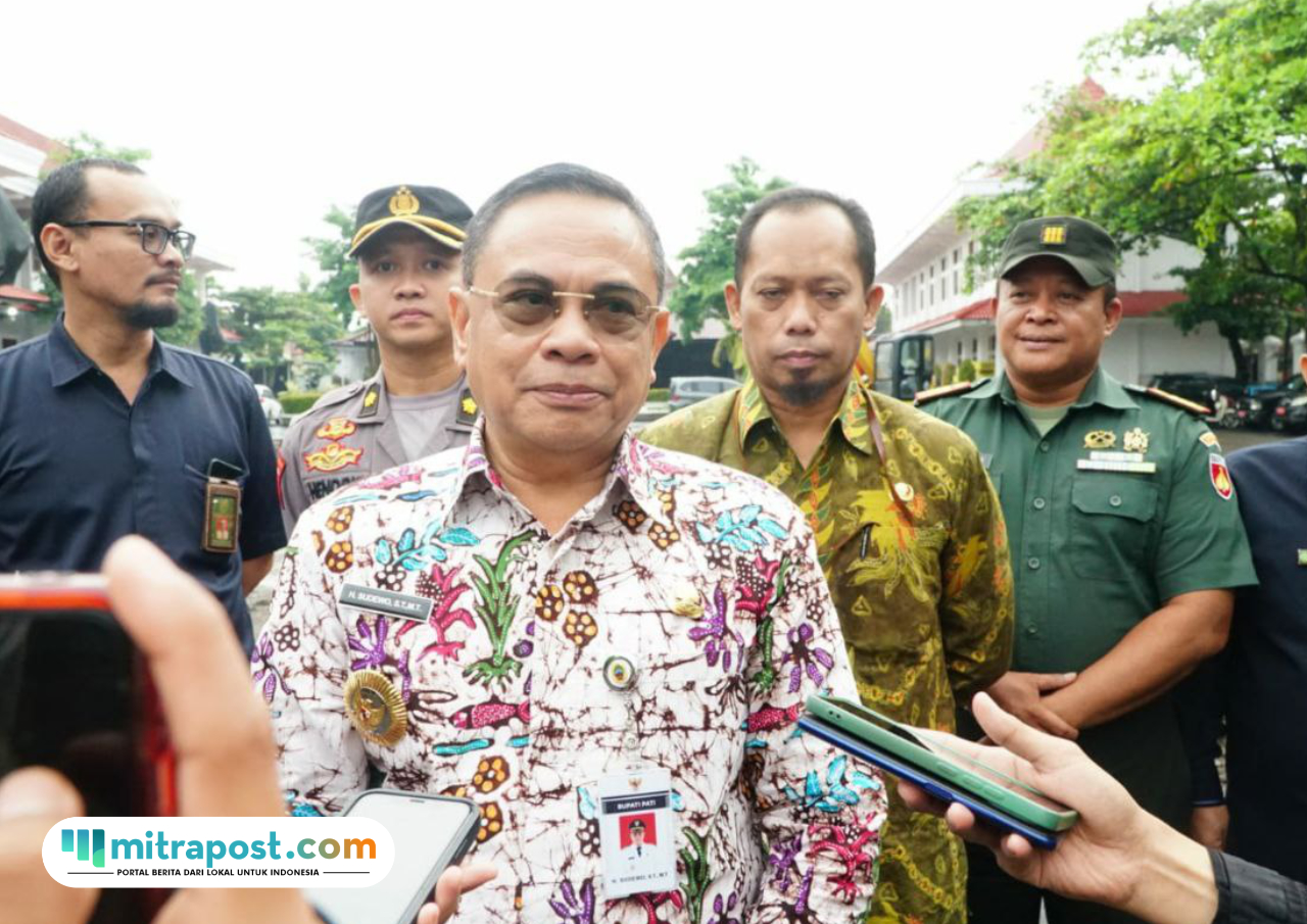 Foto : Bupati Pati Sudewo saat ditemui awak media di Halaman Setda Kabupaten Pati, belum lama ini. (Sumber. palevioletred-jellyfish-458835.hostingersite.com/ Humas Pemkab Pati)