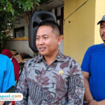 Foto: Sekretaris Komisi B Dewan Perwakilan Rakyat Daerah (DPRD) Kabupaten Pati, Mukit (baju batik) saat diwawancara (palevioletred-jellyfish-458835.hostingersite.com)