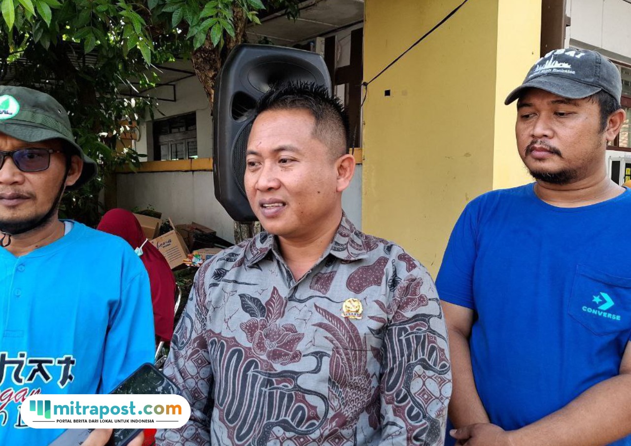 Foto: Sekretaris Komisi B Dewan Perwakilan Rakyat Daerah (DPRD) Kabupaten Pati, Mukit (baju batik) saat diwawancara (palevioletred-jellyfish-458835.hostingersite.com)
