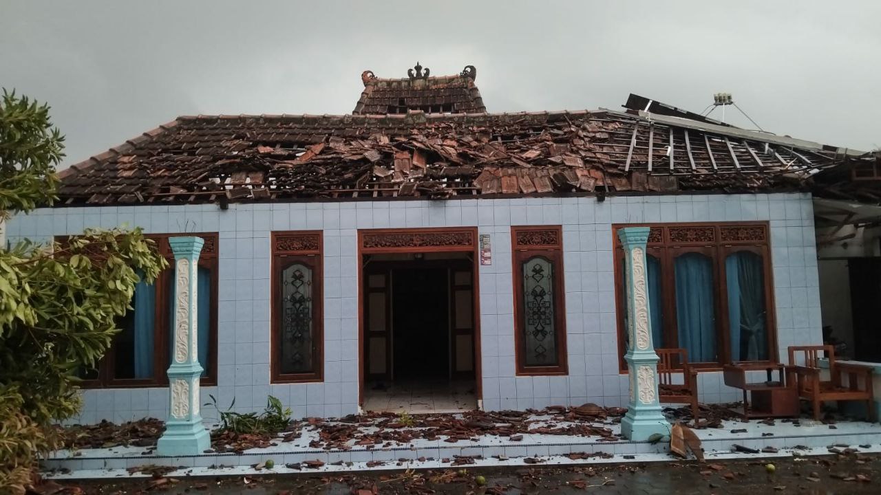 Foto : Rumah Warga mengalami kerusakan di bagian genteng. (Dok. Kecamatan Tambakromo)