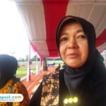 Foto : Anggota Komisi D DPRD Kabupaten Pati, Endah Sri Wahyuningati saat di Stadion Joyo Kusumo. (Sumber. palevioletred-jellyfish-458835.hostingersite.com/ Ilham)