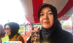 Foto : Anggota Komisi D DPRD Kabupaten Pati, Endah Sri Wahyuningati saat di Stadion Joyo Kusumo. (Sumber. palevioletred-jellyfish-458835.hostingersite.com/ Ilham)