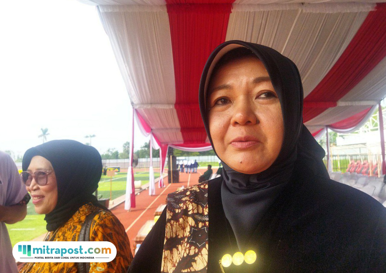 Foto : Anggota Komisi D DPRD Kabupaten Pati, Endah Sri Wahyuningati saat di Stadion Joyo Kusumo. (Sumber. palevioletred-jellyfish-458835.hostingersite.com/ Ilham)