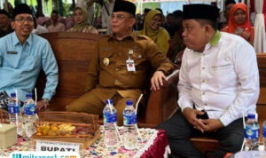 Foto : Anggota Komisi A DPRD Kabupaten Pati, Kastomo memakai baju putih. (Sumber. palevioletred-jellyfish-458835.hostingersite.com/ dok pribadi)