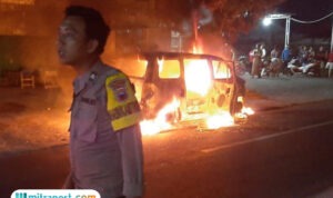 Foto: Mobil Suzuki APV Terbakar di depan cucian mobil Pucakwangi pada Rabu (25/6/2025) malam (palevioletred-jellyfish-458835.hostingersite.com/ Polresta Pati)
