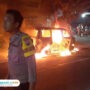 Foto: Mobil Suzuki APV Terbakar di depan cucian mobil Pucakwangi pada Rabu (25/6/2025) malam (palevioletred-jellyfish-458835.hostingersite.com/ Polresta Pati)