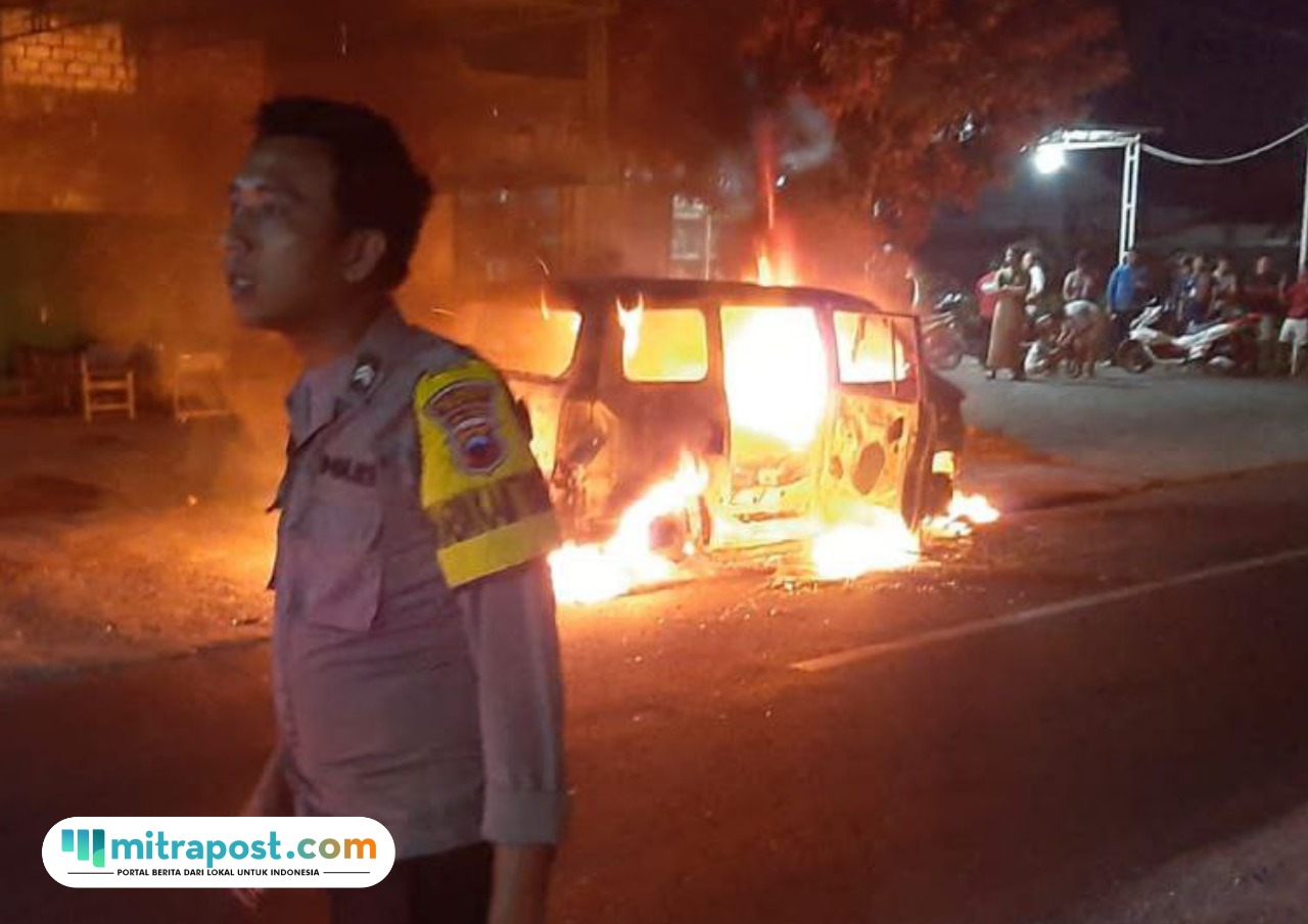 Foto: Mobil Suzuki APV Terbakar di depan cucian mobil Pucakwangi pada Rabu (25/6/2025) malam (palevioletred-jellyfish-458835.hostingersite.com/ Polresta Pati)