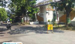 Foto : Jalan dalam kota Agil Kusumadya tengah diperbaiki. (Sumber. palevioletred-jellyfish-458835.hostingersite.com/ Ilham)