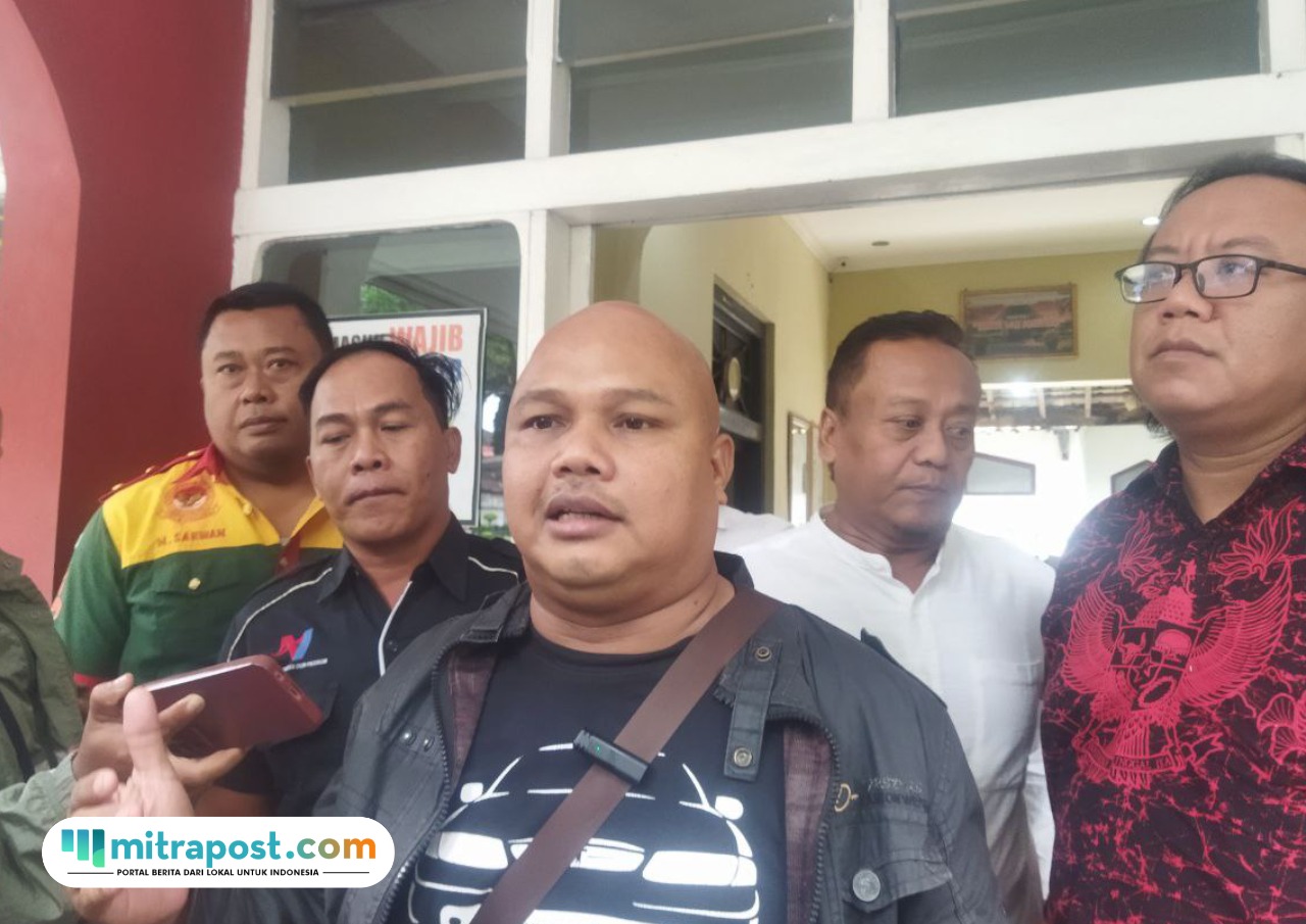 Foto : Kelompok masyarakat yang mengatasnamakan Gerakan Pati Bersatu mendatangi DPUPR Kabupaten Pati, Jum'at (13/06/2025) (Sumber. palevioletred-jellyfish-458835.hostingersite.com/ Ilham)