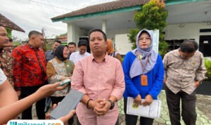 Foto: Ketua Komisi D Dewan Perwakilan Rakyat Daerah (DPRD) Kabupaten Pati, Teguh Bandang Waluyo saat di wawancara oleh awak media di sela sidak Puskesmas Tlogowungu (palevioletred-jellyfish-458835.hostingersite.com/ Kafi)