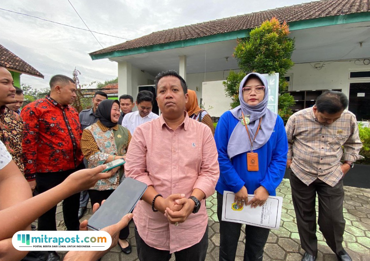 Foto: Ketua Komisi D Dewan Perwakilan Rakyat Daerah (DPRD) Kabupaten Pati, Teguh Bandang Waluyo saat di wawancara oleh awak media di sela sidak Puskesmas Tlogowungu (palevioletred-jellyfish-458835.hostingersite.com/ Kafi)