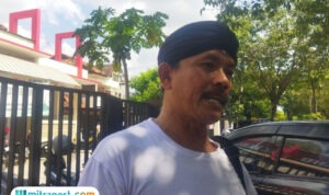 Foto : Ketua Jaringan Masyarakat Peduli Pegunungan Kendeng (JMPPK) Gunretno, ditemui di depan Polresta Pati, Senin (16/06/2025) (Sumber: palevioletred-jellyfish-458835.hostingersite.com/ Ilham)