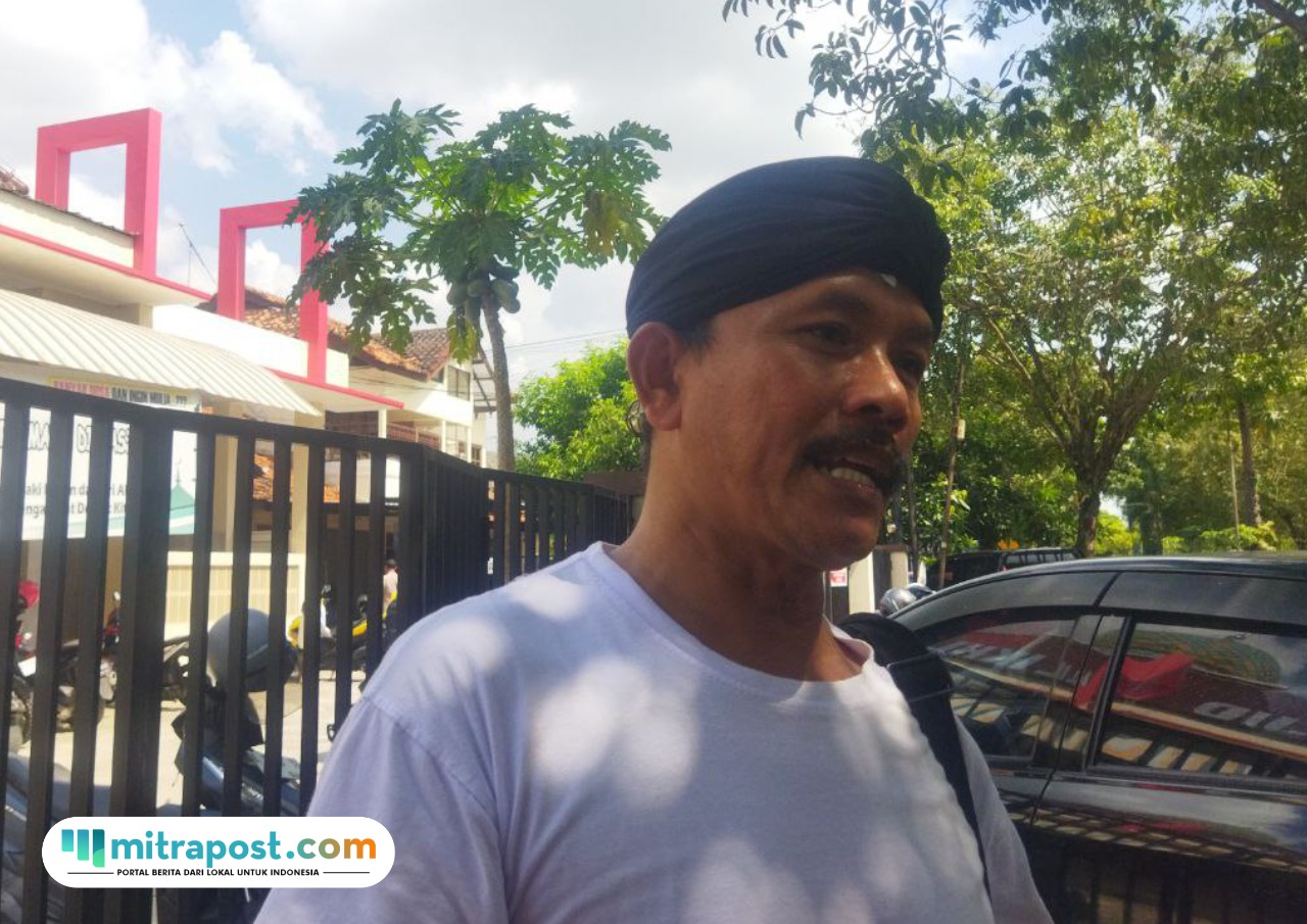 Foto : Ketua Jaringan Masyarakat Peduli Pegunungan Kendeng (JMPPK) Gunretno, ditemui di depan Polresta Pati, Senin (16/06/2025) (Sumber: palevioletred-jellyfish-458835.hostingersite.com/ Ilham)