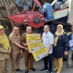 Foto: Anggota Komisi IV DPR RI, Firman Soebagyo saat memberikan alat dan mesin pertanian (alsintan) berupa combine kepada Bupati Pati Sudewo (palevioletred-jellyfish-458835.hostingersite.com/ Kafi)