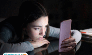 Foto: ilustrasi seseorang yang murung akibat bahaya second account (sumber: istock)