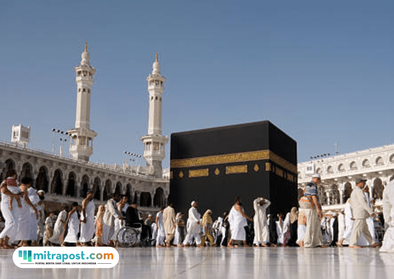 Foto: potret ilustrasi orang sedang melakukan ihram di Kabah (sumber: istock)