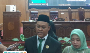Foto: Anggota Dewan Perwakilan Rakyat Daerah (DPRD) Kabupaten Pati yang baru saja dilantik, Muhammad Ulin Nuha saat diwawancara oleh awak media (palevioletred-jellyfish-458835.hostingersite.com/ Kafi)