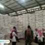 Foto : Pengecekan kuantitas dan kualitas Beras di Gudang Bulog Sukokulon dan Bumirejo, Rabu (16/07/2025) kemarin, yang akan di dropping tiap desa (Dok. Disketapang Kabupaten Pati)
