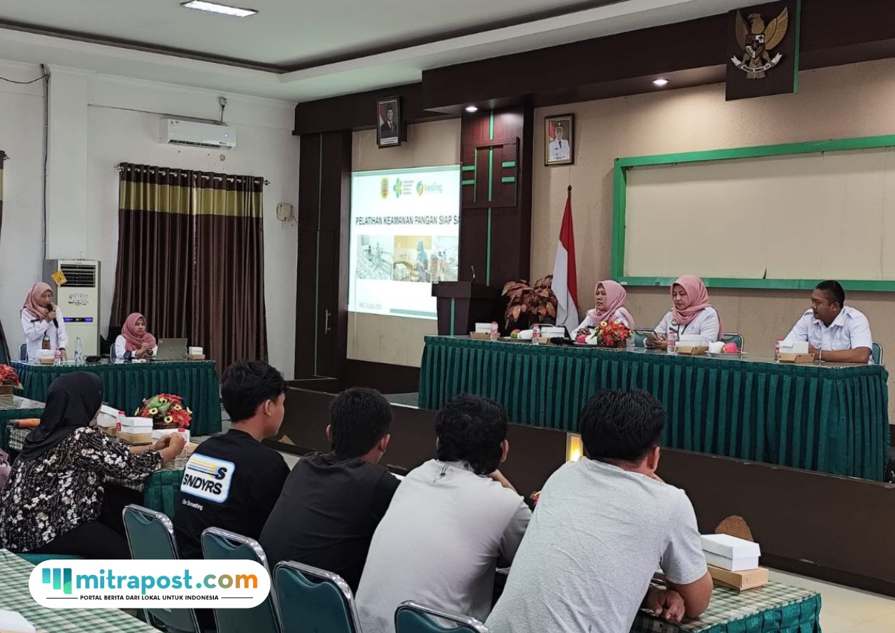 Foto: Dinkes Kabupaten Pati saat melakukan pelatihan keamanan pangan bagi para penjamah makanan di setiap Satuan Pelayanan Pemenuhan Gizi (SPPG) (palevioletred-jellyfish-458835.hostingersite.com/ Dinkes Pati)