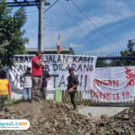 Foto: warga Desa Tanjungrejo, Kecamatan Margoyoso, Kabupaten Pati menutup akses masuk Pabrik Surya Jaya Beton (PT. SJB) pada Rabu (23/07/2025) (palevioletred-jellyfish-458835.hostingersite.com/ Kafi)