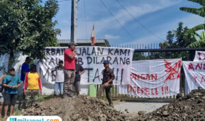 Foto: warga Desa Tanjungrejo, Kecamatan Margoyoso, Kabupaten Pati menutup akses masuk Pabrik Surya Jaya Beton (PT. SJB) pada Rabu (23/07/2025) (palevioletred-jellyfish-458835.hostingersite.com/ Kafi)