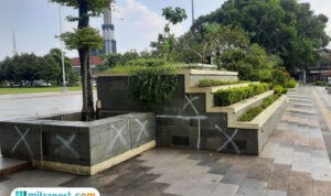 Foto: Tanda silang putih di Alun-Alun Simpang Lima Pati mendakan bagian yang akan dibongkar (palevioletred-jellyfish-458835.hostingersite.com/ Kafi)