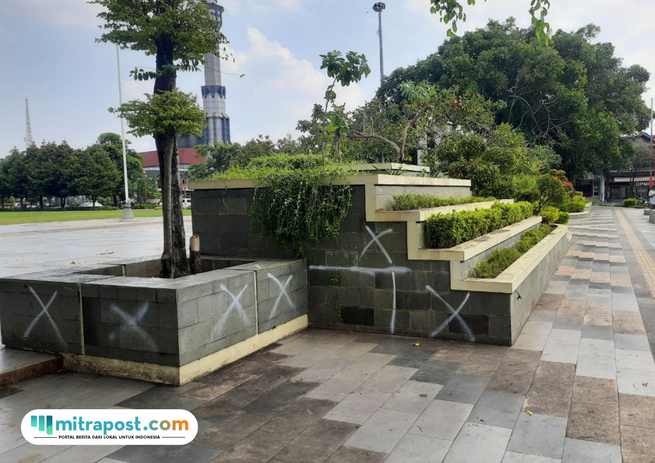Foto: Tanda silang putih di Alun-Alun Simpang Lima Pati mendakan bagian yang akan dibongkar (palevioletred-jellyfish-458835.hostingersite.com/ Kafi)
