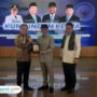 Foto: Menteri Desa, Pembangunan Daerah Tertinggal, dan Transmigrasi (Mendes PDTT), Yandri Susanto saat memberikan cendera mata kepada Bupati Pati, Sudewo (palevioletred-jellyfish-458835.hostingersite.com/ Kafi)