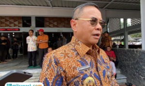 Foto: Bupati Pati, Sudewo saat dikonfirmasi oleh awak media usai shalat Jumat di Masjid Agung Baitunnur Pati pada Jumat (25/7/2025) (palevioletred-jellyfish-458835.hostingersite.com/ Kafi)