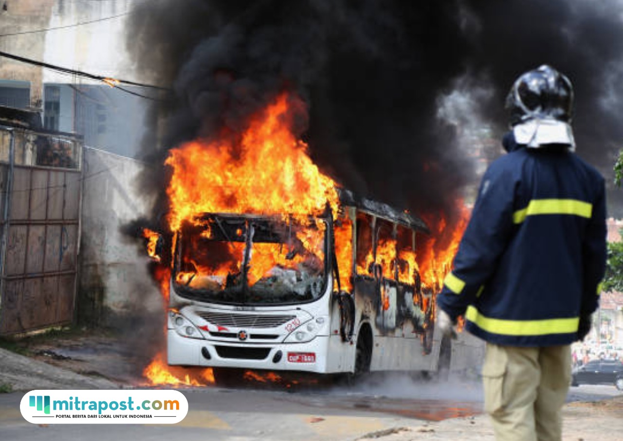 Ilustrasi bus terbakar/istock