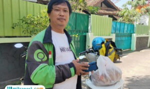 Foto: seorang driver ojol yang terkena orderan fiktif salah satunya yakni Abdul (37) saat dikonfirmasi oleh awak media (palevioletred-jellyfish-458835.hostingersite.com/ Kafi)
