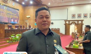 Foto: Ketua DPRD Kabupaten Pati, Ali Badrudin saat diwawancara oleh awak media usai Rapat Paripurna (palevioletred-jellyfish-458835.hostingersite.com/ Kafi)