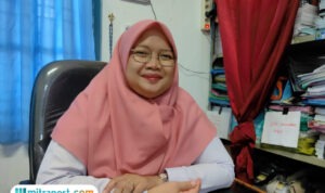 Foto: Petugas Pengelola Ekosistem Laut dan Pesisir Bidang P3KP DKP Kabupaten Pati, Triana Shinta Dewi saat ditemui di ruangannya (palevioletred-jellyfish-458835.hostingersite.com/ Kafi)