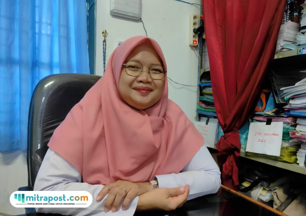Foto: Petugas Pengelola Ekosistem Laut dan Pesisir Bidang P3KP DKP Kabupaten Pati, Triana Shinta Dewi saat ditemui di ruangannya (palevioletred-jellyfish-458835.hostingersite.com/ Kafi)