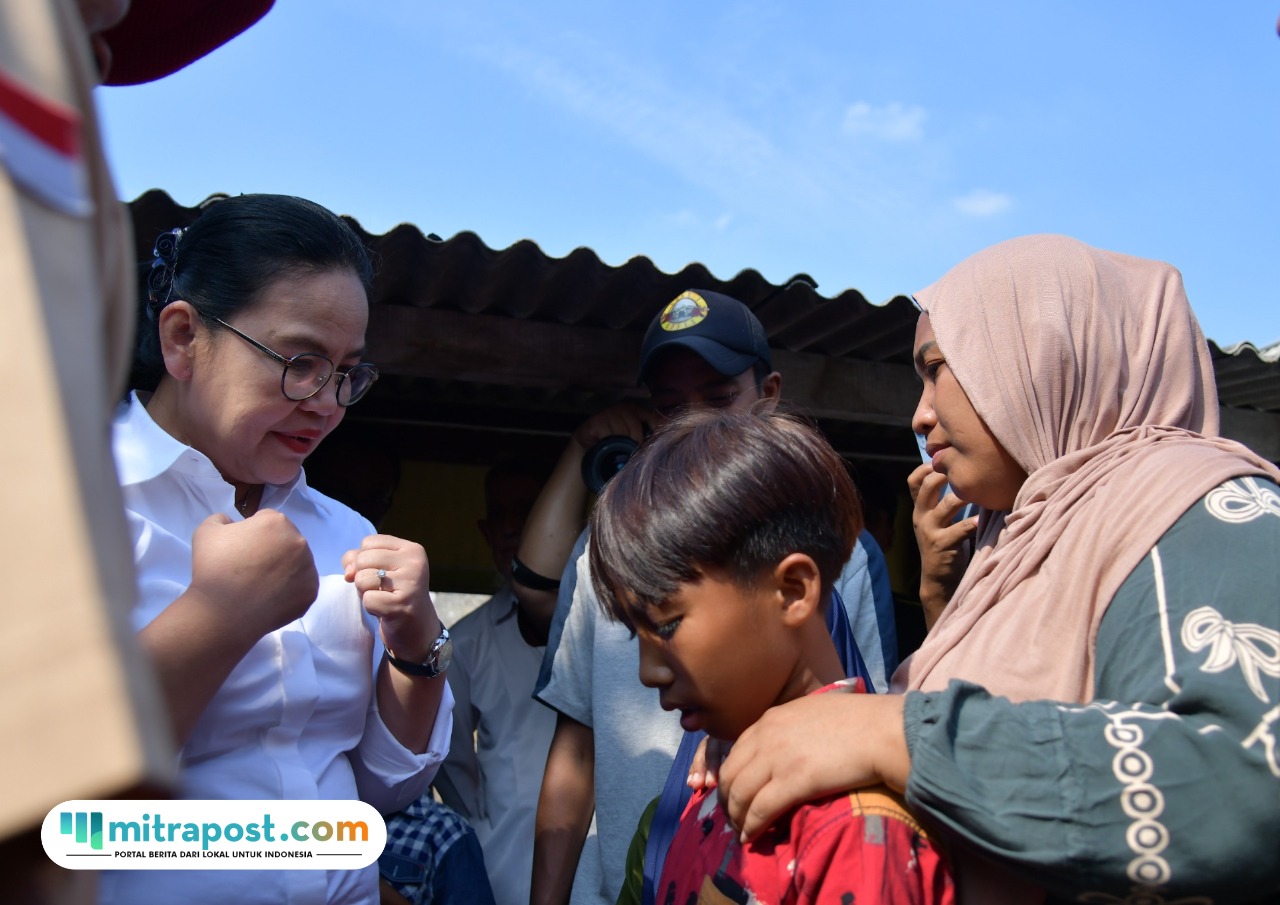 Wali Kota Semarang, Agustina Wilujeng menyambangi keluarga korban kebakaran rumah di Jalan Pesanggrahan Raya
