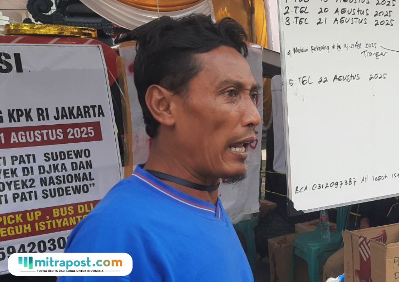 Foto: salah satu koordinator Masyarakat Pati Bersatu (MPB), Teguh Istianto saat diwawancara oleh awak media (palevioletred-jellyfish-458835.hostingersite.com/ Kafi)